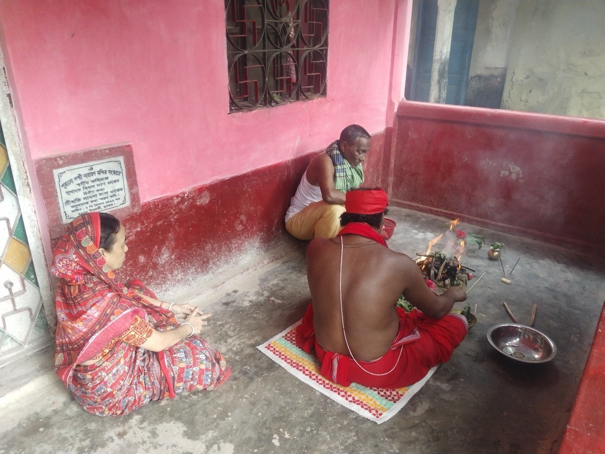 A Purohit performing a homa ritual at a devotee's home